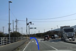 三田尻大橋交差点から、三田尻港への直進、左折の写真。