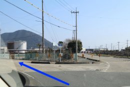 三田尻港入り口の一方通行へ入る写真
