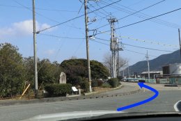 三田尻港交差点内、奥の一方通行へ入る写真