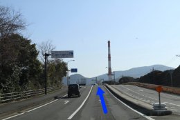 三田尻大橋前の坂道の写真