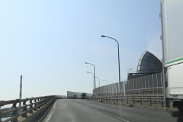 三田尻大橋、登る途中の写真。