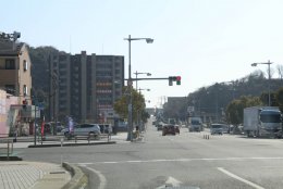 寿町交差点、市役所を右に見る写真